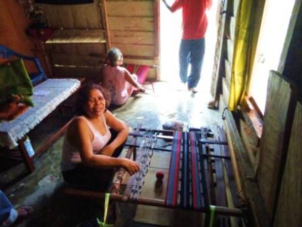 DSC02434 Weaving ladies.jpg