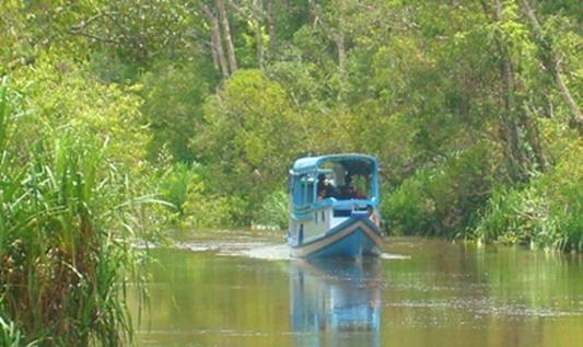 DSC07272 R&R on river.JPG