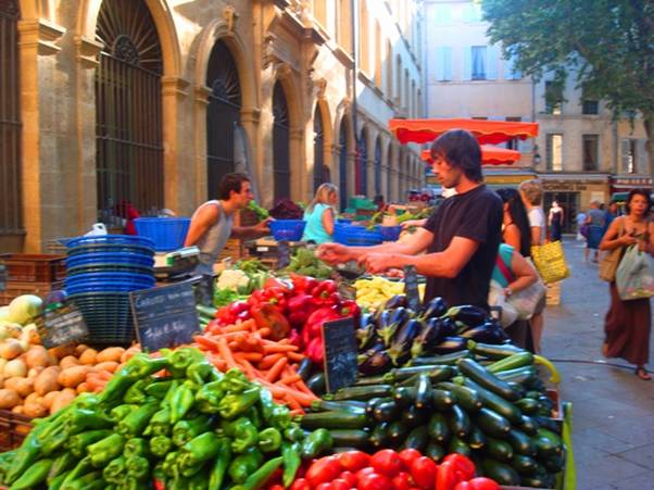 DSC03994 Aix Saturday market.jpg