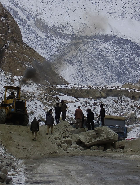 More happiness on the road to Hunza - the day after Xmas More happiness on the road to Hunza - the day after Xmas