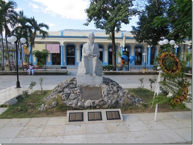 visasmallStatue in the main square, Guantanimodavid