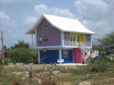 A colourful Bonaire house - To Let!