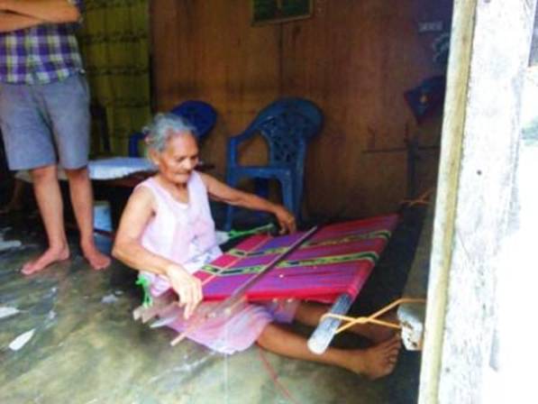 DSC02436 Old lady weaving.jpg