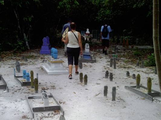 PICT0694 Muslim graveyard.JPG
