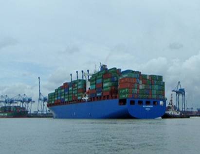 PA240137 Docking container ship.JPG