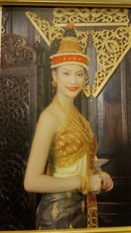 m_88 Laotian dancer in costume.jpg