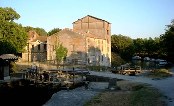 DSC03770 Canal du Midi and lock.jpg