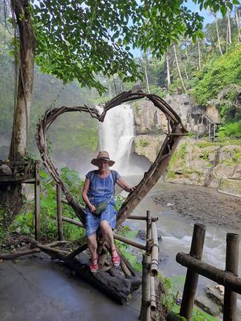 A person sitting on a bridge

Description automatically generated with low confidence