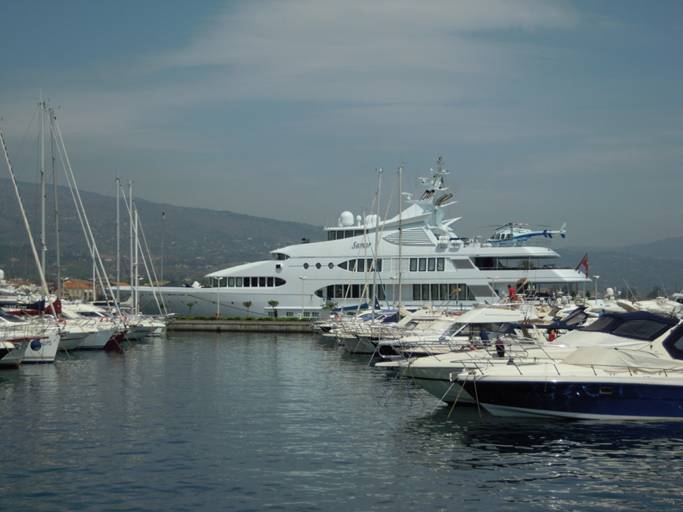Yacht with Helicopter Samir.JPG