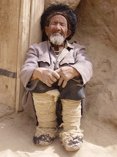An old man resting in the Kunlun Shan village of Buroshorde kurup